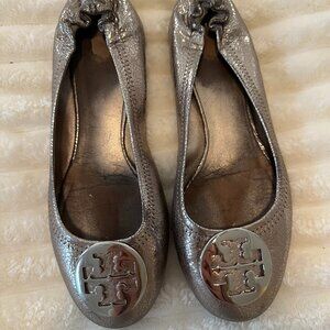 Tory Burch Reva Ballet Flats in Metallic